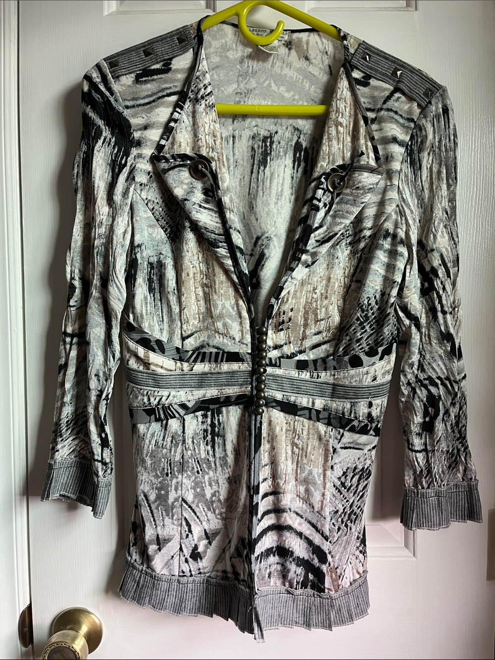 Alberto Makali Black, Gray, and Cream Abstract Top
